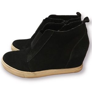 STEVE MADDEN BLACK SUEDE ANKLE BOOTS.